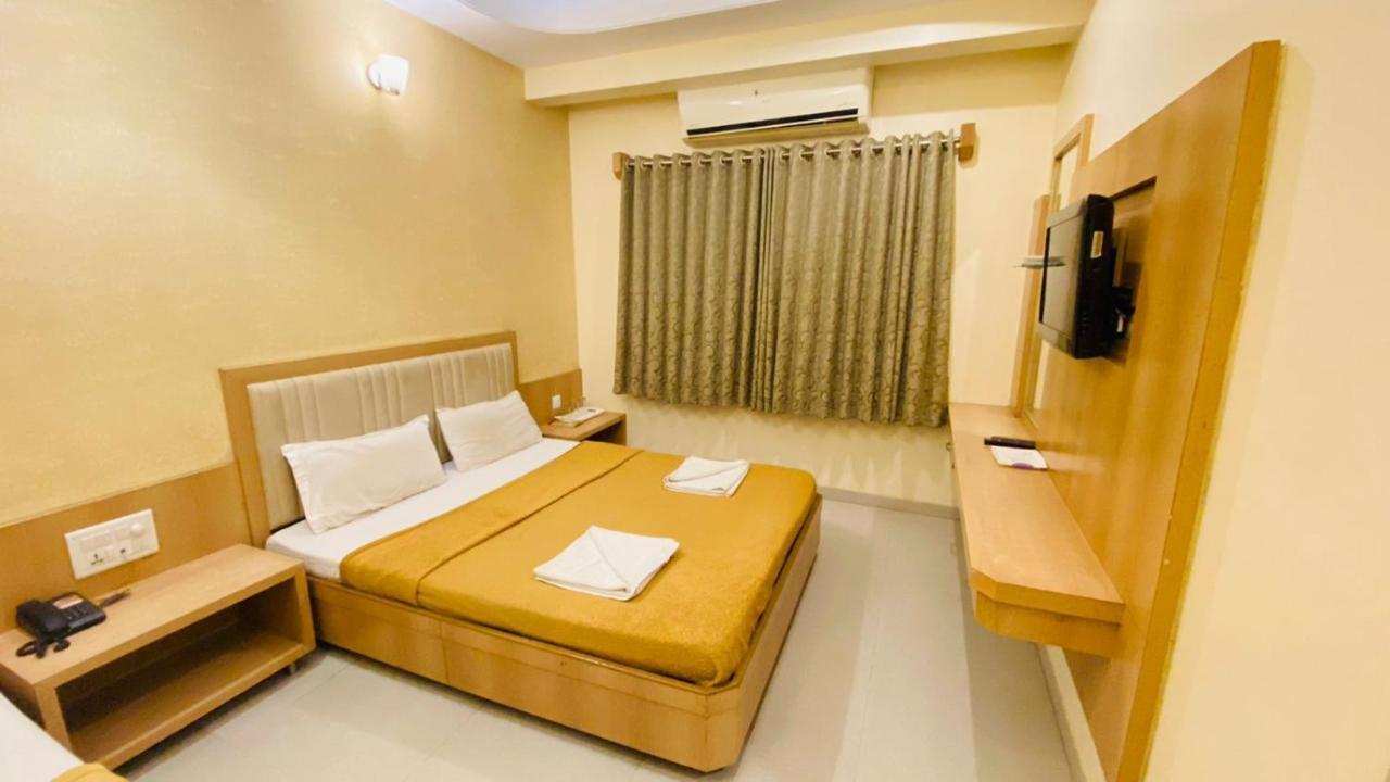 Hotel Sai Gurusthan Shirdi Eksteriør billede