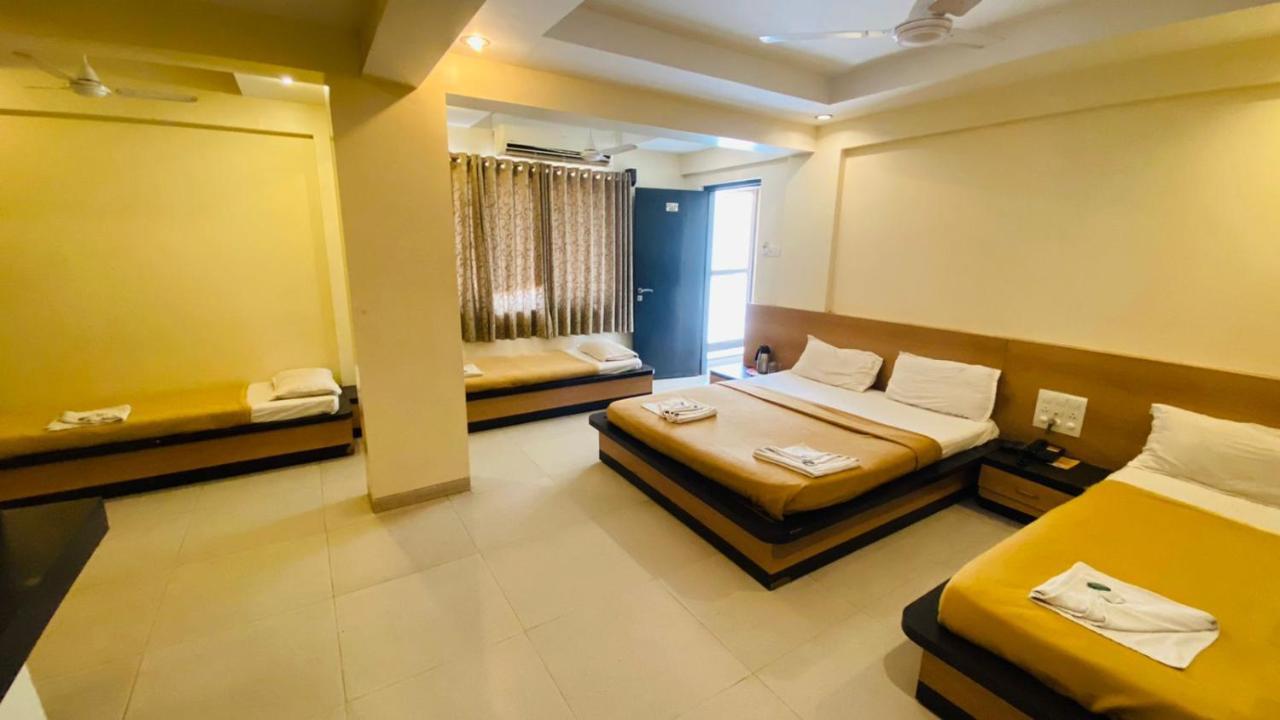 Hotel Sai Gurusthan Shirdi Eksteriør billede