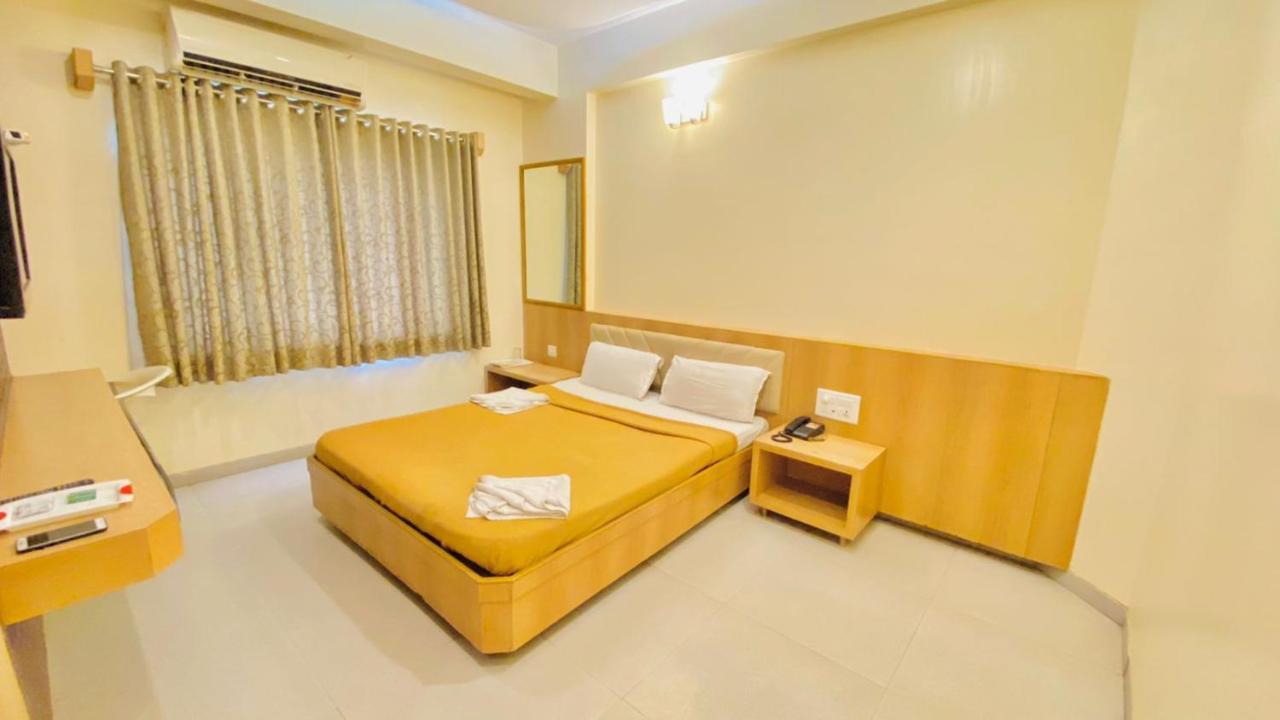 Hotel Sai Gurusthan Shirdi Eksteriør billede